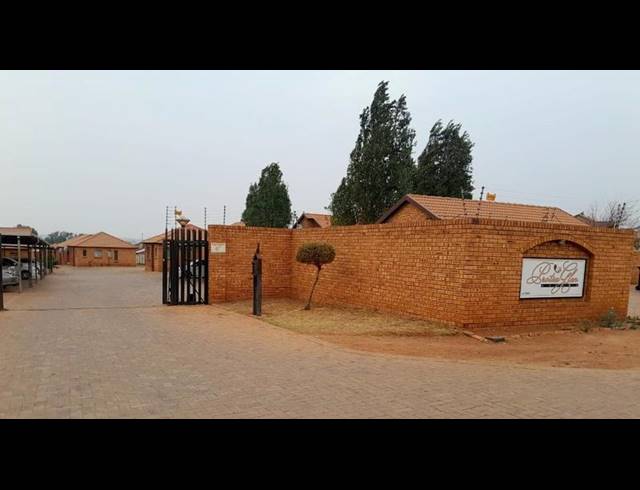 3 BEDROOM TOWNHOUSE FOR SALE IN PROTEA GLEN